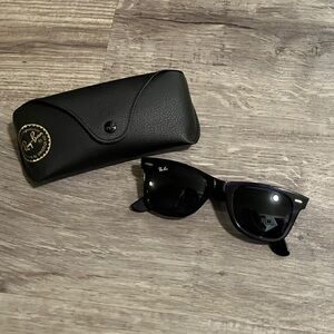 NWOT Ray-Ban Wayfarer Navy Sunglasses with Case